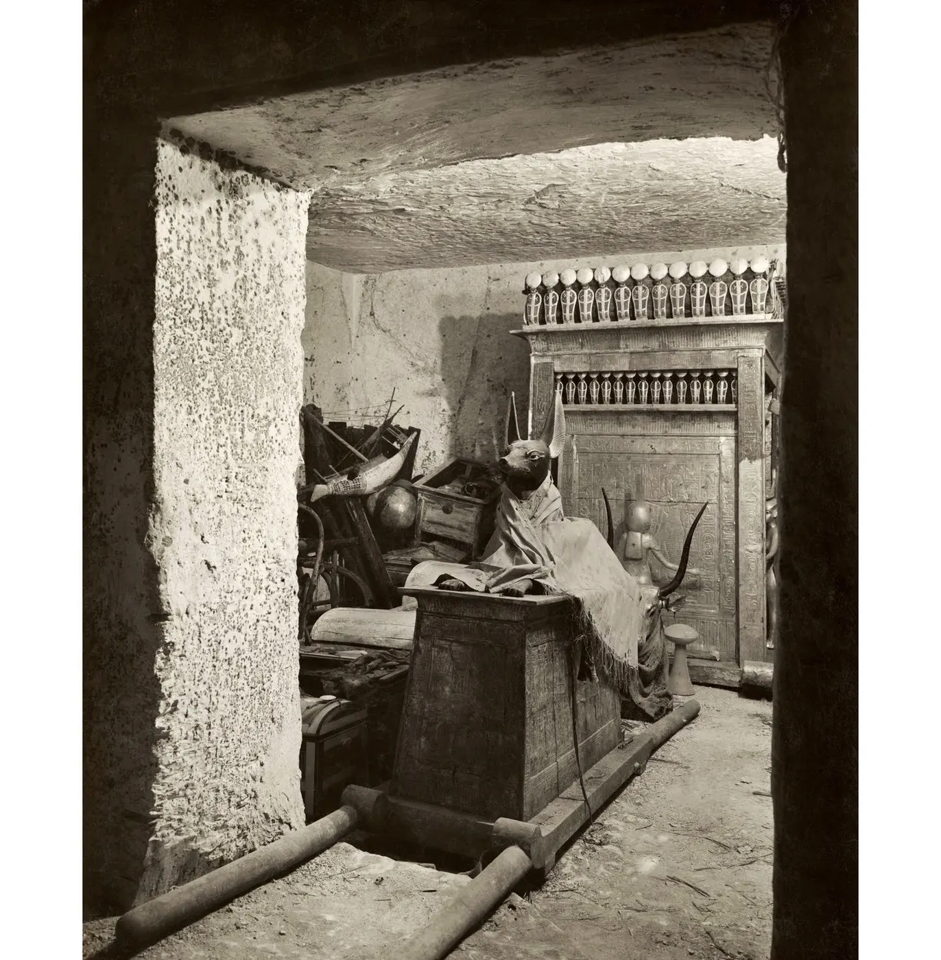Anubis-Schrein aus dem Grab des Tutanchamun, fotografiert 1926 von Harry Burton