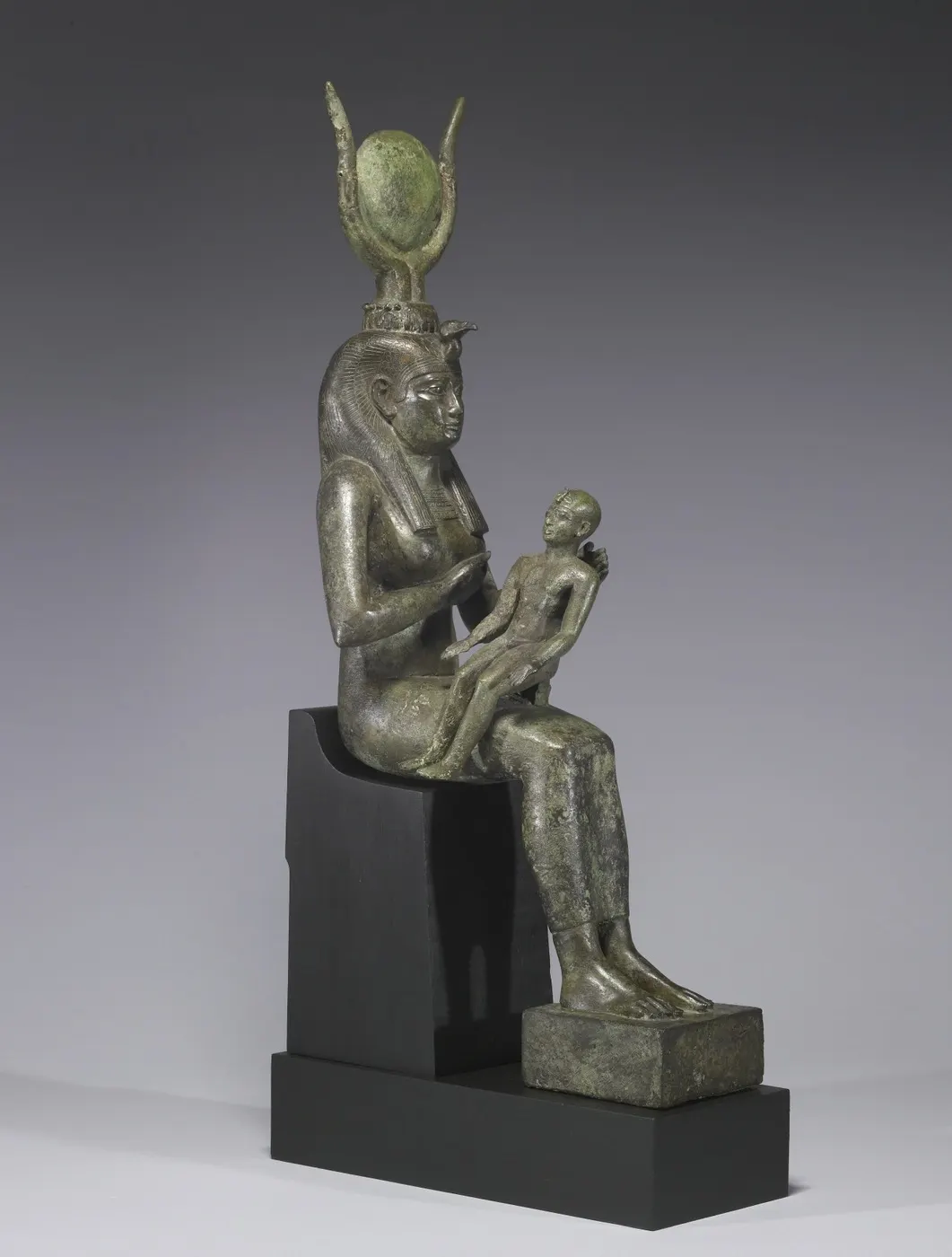 Statuette der Isis mit dem Horuskind, Walters Art Museum, um 680–640 v. Chr.
